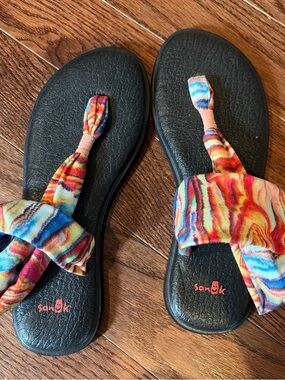 Sanuk Womens Black Sandals with Multicolor Tie-Dye Straps